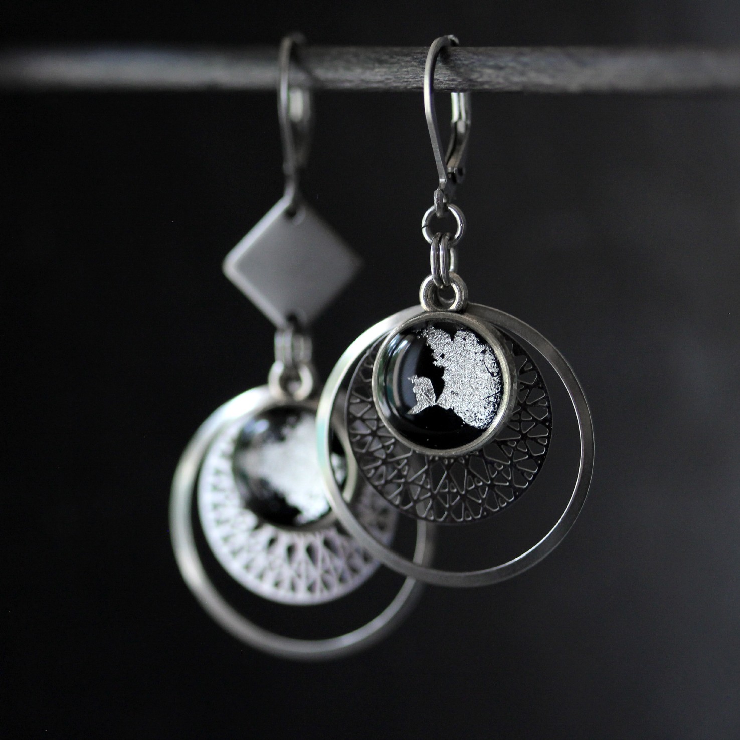 Boucles D'oreilles Pendentif Plume Bohème Noir & Blanc Avec Agate Indienne - Création Linaewenn - 17,5 Cm